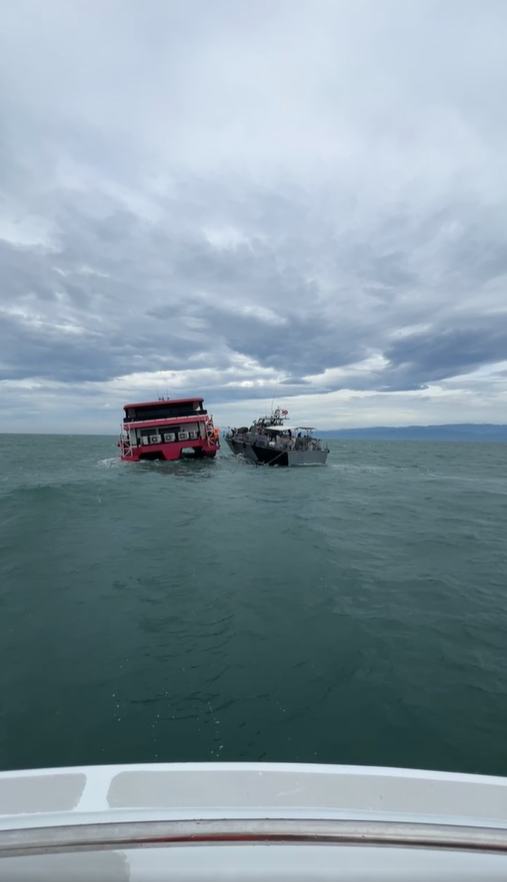 คลื่นซัดเรือท้องแตก 