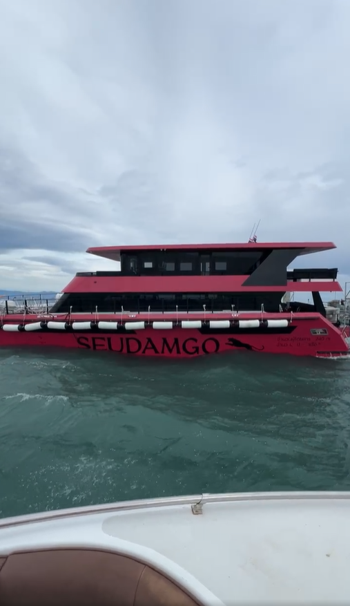 คลื่นซัดเรือท้องแตก 