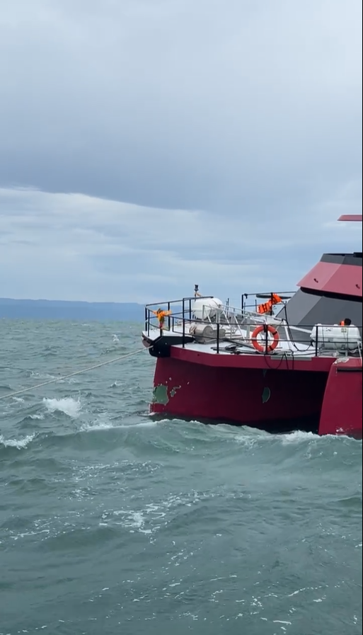 คลื่นซัดเรือท้องแตก 