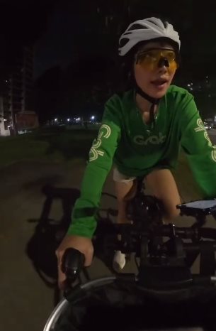 เว็บดีไซเนอร์สาวสวย รับจ๊อบส่งอาหาร