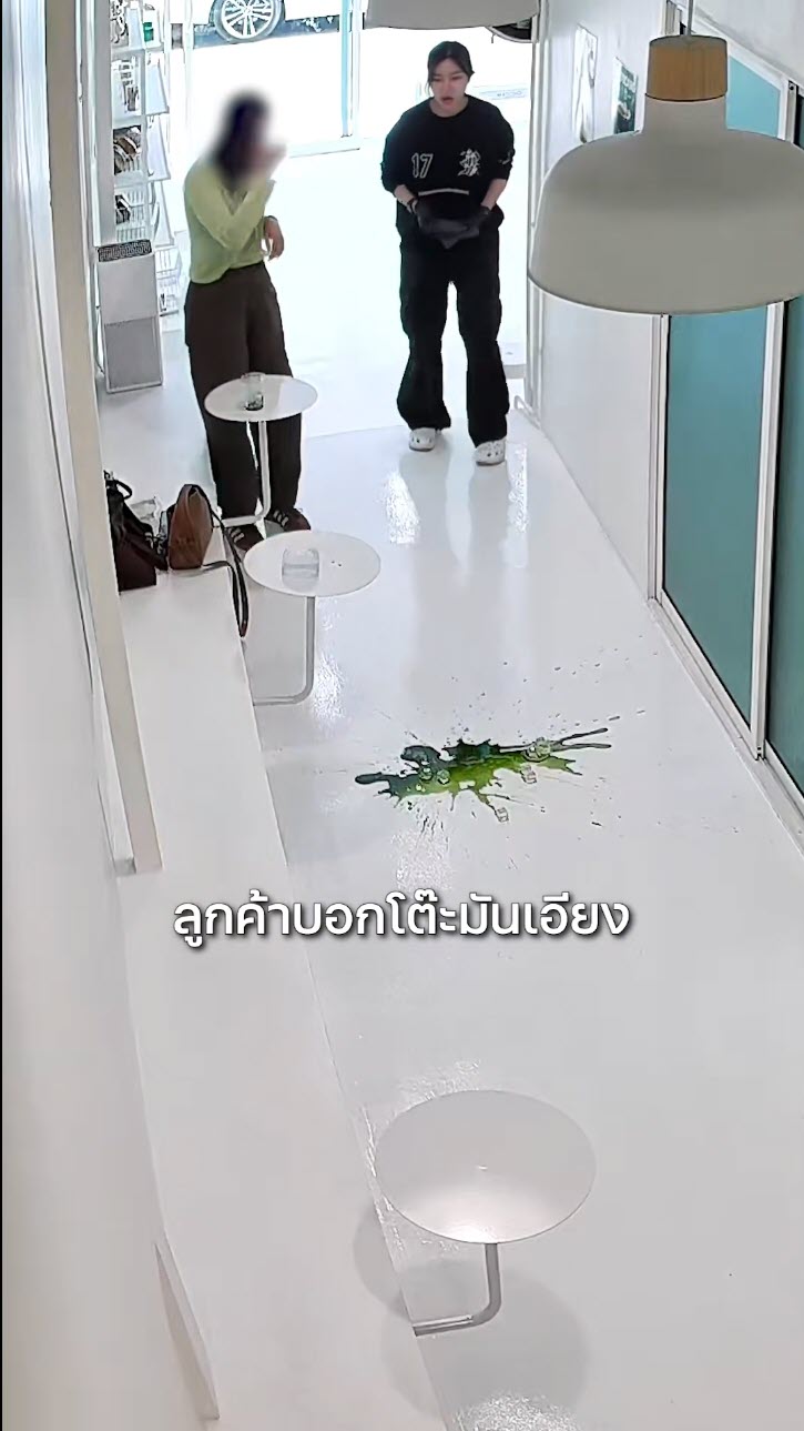 ไวรัล ลูกค้าซื้อเครื่องดื่มแก้วแพง ยังไม่ทันดื่มก็หก กลายเป็นผู้ประสบภัย ไวรัล ลูกค้าซื้อเครื่องดื่มแก้วแพง ยังไม่ทันดื่มก็หก กลายเป็นผู้ประสบภัย