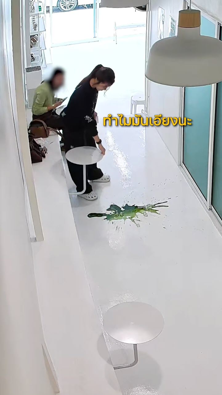 ไวรัล ลูกค้าซื้อเครื่องดื่มแก้วแพง ยังไม่ทันดื่มก็หก กลายเป็นผู้ประสบภัย ไวรัล ลูกค้าซื้อเครื่องดื่มแก้วแพง ยังไม่ทันดื่มก็หก กลายเป็นผู้ประสบภัย
