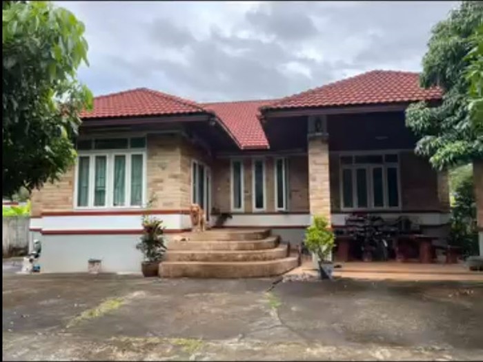  ผู้กองชูป้ายร่ำไห้ ถูกยึดบ้านเพราะค้ำประกันเพื่อน ช้ำอีกฝ่ายกินหรู อยู่สบาย