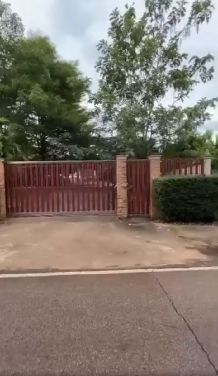  ผู้กองชูป้ายร่ำไห้ ถูกยึดบ้านเพราะค้ำประกันเพื่อน ช้ำอีกฝ่ายกินหรู อยู่สบาย