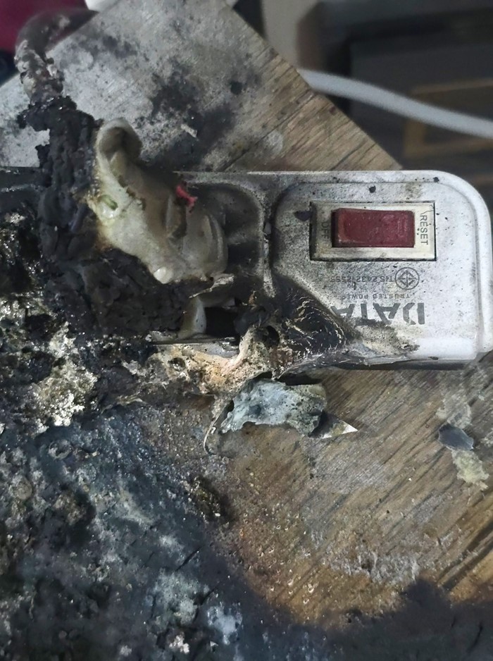 หนุ่มเซเว่น เสี่ยงชีวิตฝ่าไฟไหม้ ช่วยเด็กคนแก่ รอดทั้งบ้าน หนุ่มเซเว่น เสี่ยงชีวิตฝ่าไฟไหม้ ช่วยเด็กคนแก่ รอดทั้งบ้าน