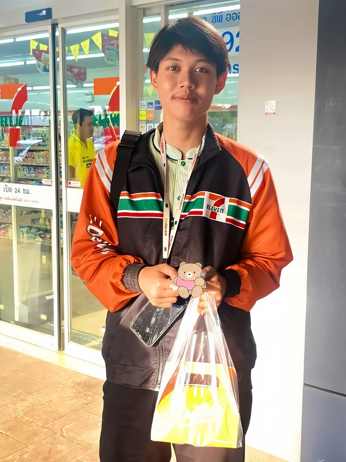 หนุ่มเซเว่น เสี่ยงชีวิตฝ่าไฟไหม้ ช่วยเด็กคนแก่ รอดทั้งบ้าน หนุ่มเซเว่น เสี่ยงชีวิตฝ่าไฟไหม้ ช่วยเด็กคนแก่ รอดทั้งบ้าน