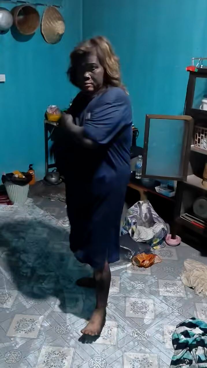 ไฟไหม้ตู้เย็นกลางบ้าน เจอป้านอนหน้าดำ นึกว่าไม่รอด สุดท้ายแค่หลับลึก