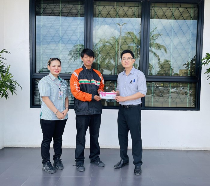 หนุ่มเซเว่น เสี่ยงชีวิตฝ่าไฟไหม้ ช่วยเด็กคนแก่ รอดทั้งบ้าน หนุ่มเซเว่น เสี่ยงชีวิตฝ่าไฟไหม้ ช่วยเด็กคนแก่ รอดทั้งบ้าน