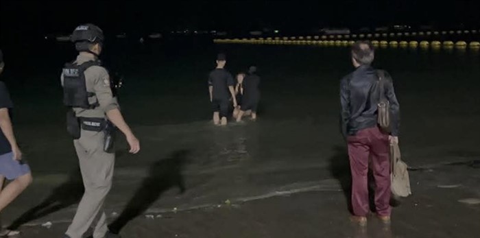 หญิงไทยเมาหนัก อึราดใส่รถไรเดอร์ อายสามีฝรั่ง วิ่งลงทะเลให้คนช่วยวุ่น