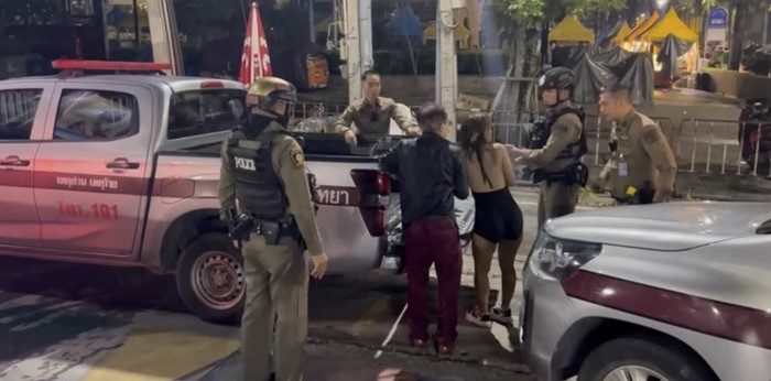 หญิงไทยเมาหนัก อึราดใส่รถไรเดอร์ อายสามีฝรั่ง วิ่งลงทะเลให้คนช่วยวุ่น