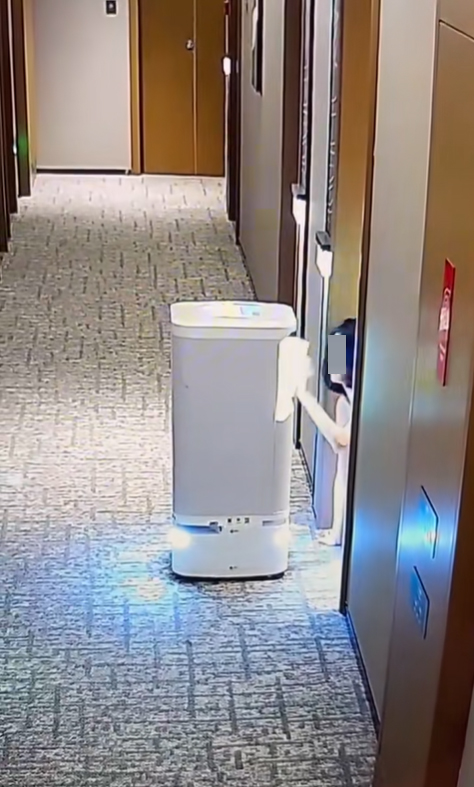 หุ่นยนต์ส่งอาหารถึงห้อง