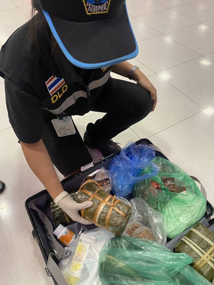  กระเป๋า ผดส. ถูก K9 ดมกลิ่นพบสิ่งผิดปกติ 