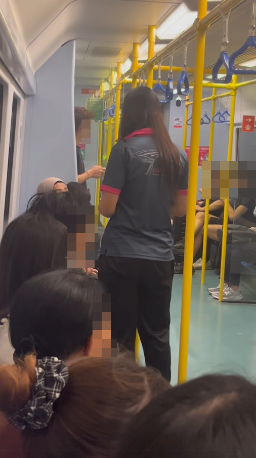 ฉาว LGBTQ+ ด่าเหยียด ขู่ตบสาวกลางรถไฟฟ้า ฉาว LGBTQ+ ด่าเหยียด ขู่ตบสาวกลางรถไฟฟ้า