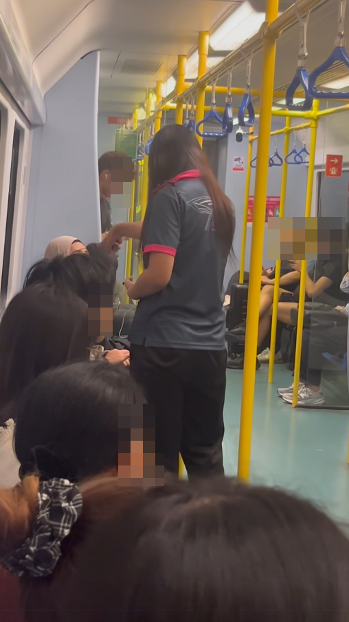 ฉาว LGBTQ+ ด่าเหยียด ขู่ตบสาวกลางรถไฟฟ้า ฉาว LGBTQ+ ด่าเหยียด ขู่ตบสาวกลางรถไฟฟ้า