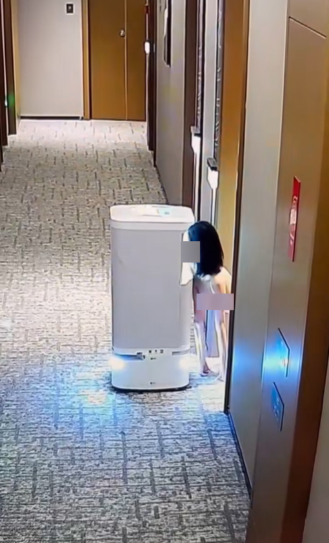 หุ่นยนต์ส่งอาหารถึงห้อง