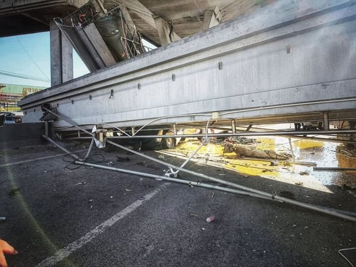 สะพานลอยถนนบางนาตราด กม.34 หล่นทับรถ