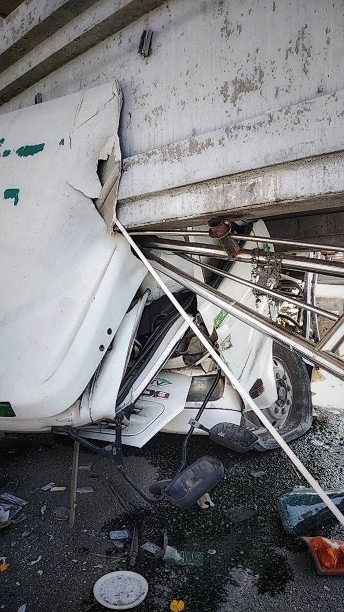 สะพานลอยถนนบางนาตราด กม.34 หล่นทับรถ