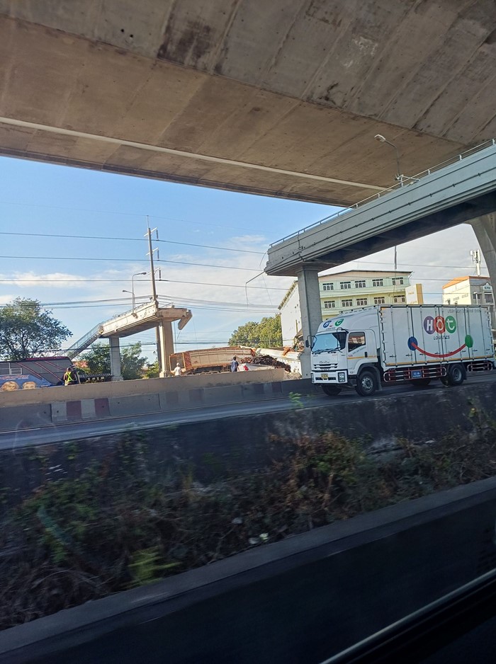 สะพานลอยถนนบางนาตราด กม.34 หล่นทับรถ