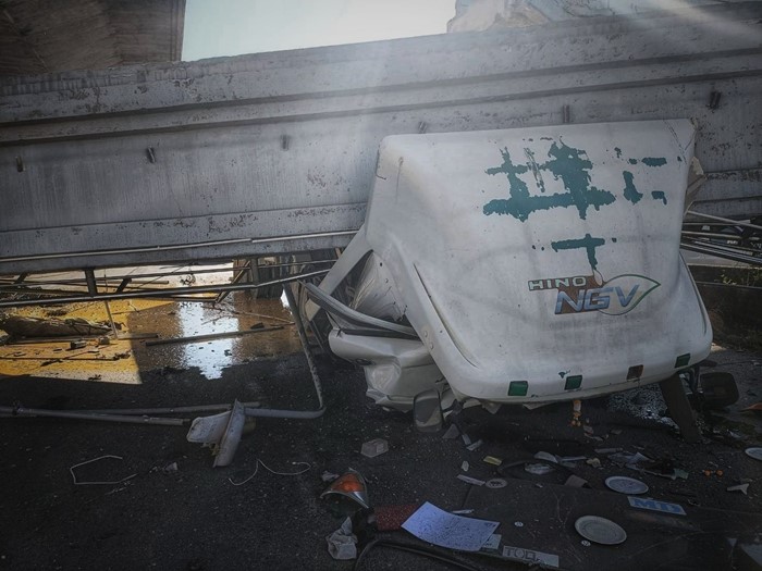 สะพานลอยถนนบางนาตราด กม.34 หล่นทับรถ