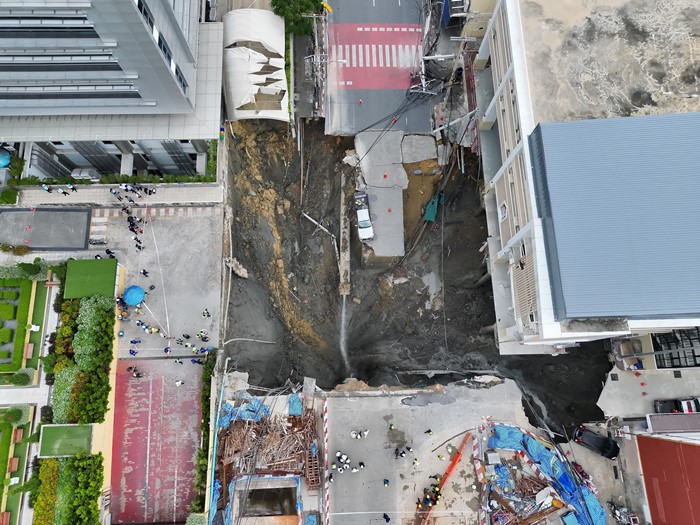 ถนนทรุด รพ.วชิรพยาบาล