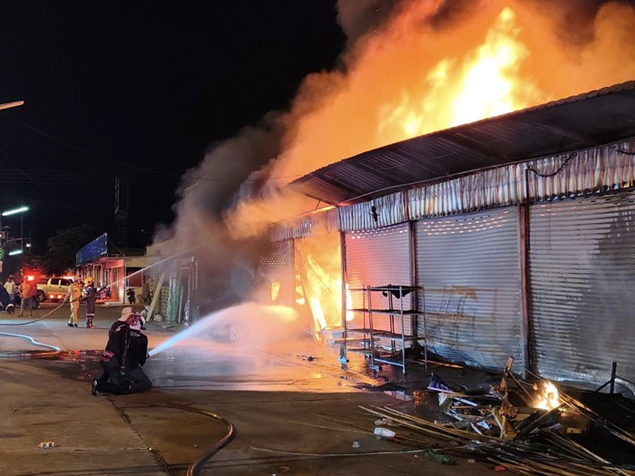 ไฟไหม้ร้านค้าตลาดเรือบิน เจ้าของร่ำไห้ หมา-แมวที่เก็บมาเลี้ยงนับสิบตัวตายคากองเพลิง ไฟไหม้ร้านค้าตลาดเรือบิน เจ้าของร่ำไห้ หมา-แมวที่เก็บมาเลี้ยงนับสิบตัวตายคากองเพลิง