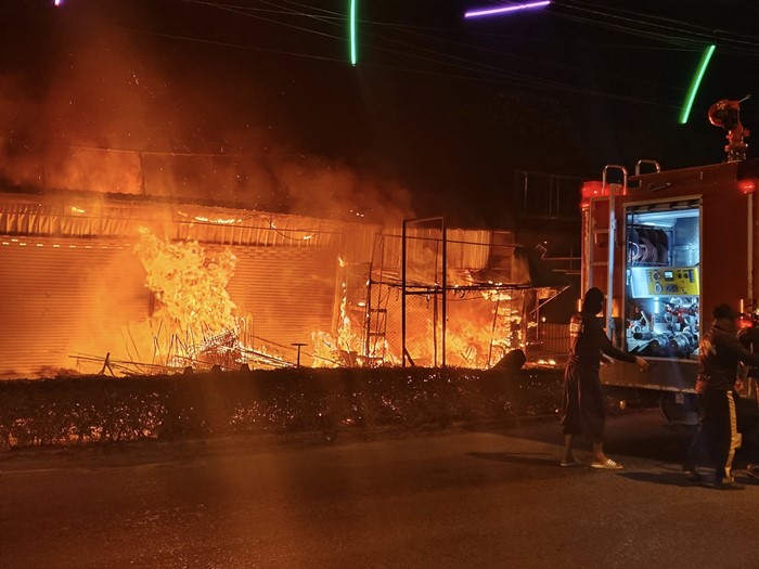 ไฟไหม้ร้านค้าตลาดเรือบิน เจ้าของร่ำไห้ หมา-แมวที่เก็บมาเลี้ยงนับสิบตัวตายคากองเพลิง ไฟไหม้ร้านค้าตลาดเรือบิน เจ้าของร่ำไห้ หมา-แมวที่เก็บมาเลี้ยงนับสิบตัวตายคากองเพลิง