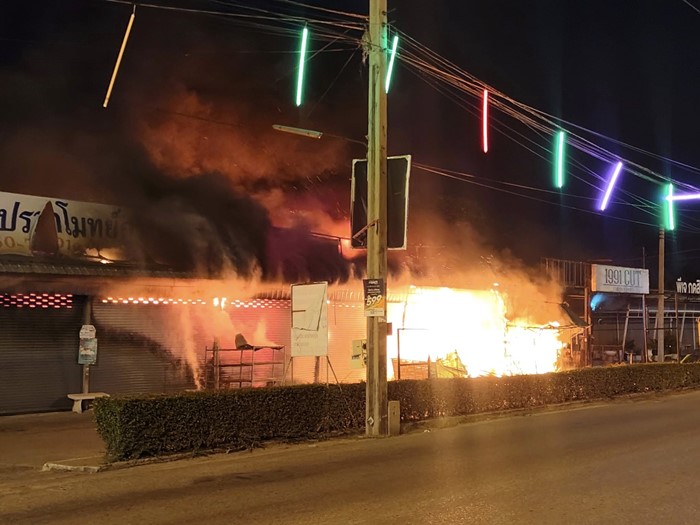 ไฟไหม้ร้านค้าตลาดเรือบิน เจ้าของร่ำไห้ หมา-แมวที่เก็บมาเลี้ยงนับสิบตัวตายคากองเพลิง ไฟไหม้ร้านค้าตลาดเรือบิน เจ้าของร่ำไห้ หมา-แมวที่เก็บมาเลี้ยงนับสิบตัวตายคากองเพลิง