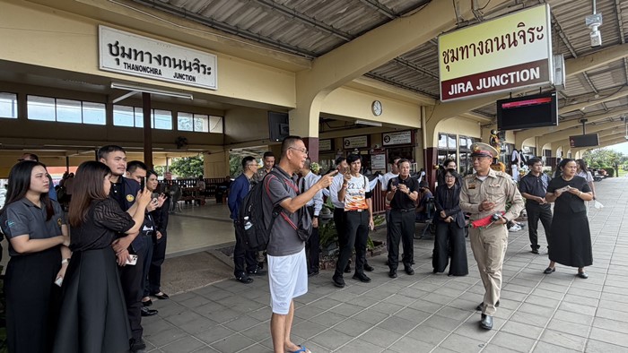 ผู้ว่าติดดิน นั่งรถไฟรับตำแหน่งรองปลัด  