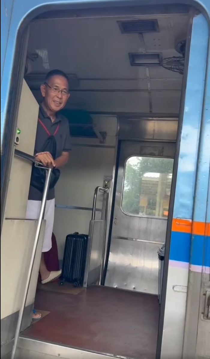 ผู้ว่าติดดิน นั่งรถไฟรับตำแหน่งรองปลัด ผู้ว่าติดดิน นั่งรถไฟรับตำแหน่งรองปลัด