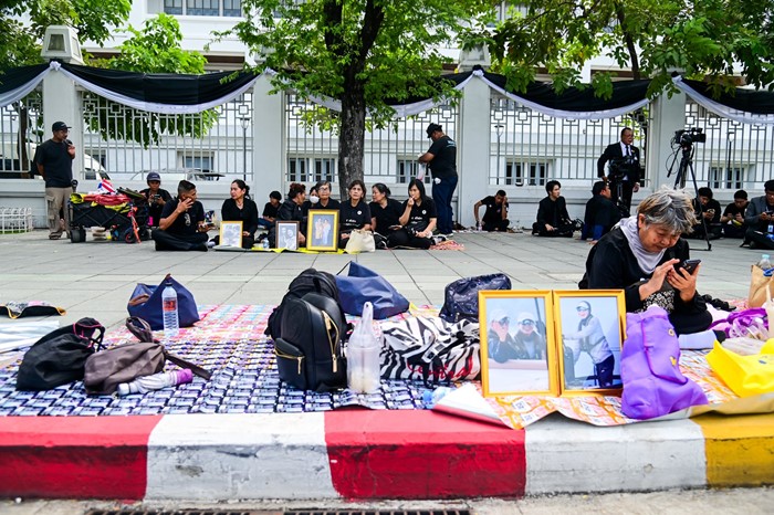 ประชาชน เฝ้ารับเสด็จฯ พระบรมศพ สมเด็จพระพันปีหลวง เนืองแน่นตลอดเส้นทาง