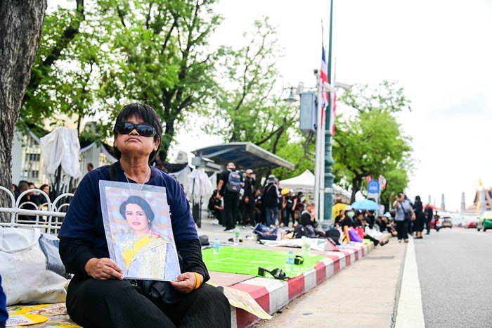 ประชาชน เฝ้ารับเสด็จฯ พระบรมศพ สมเด็จพระพันปีหลวง เนืองแน่นตลอดเส้นทาง