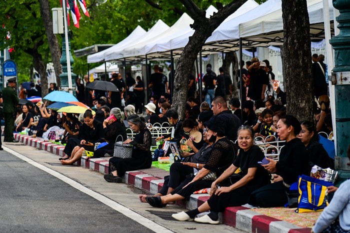 ประชาชน เฝ้ารับเสด็จฯ พระบรมศพ สมเด็จพระพันปีหลวง เนืองแน่นตลอดเส้นทาง