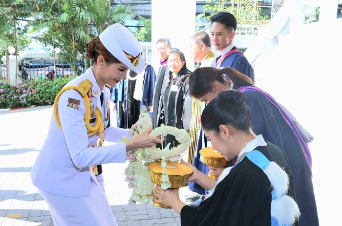 พลตรีหญิง คุณหญิงปภัสสร วัชรหทัยพัทธ์ เป็นผู้แทนพระองค์ มอบปริญญาบัตร ม.ศรีปทุม 