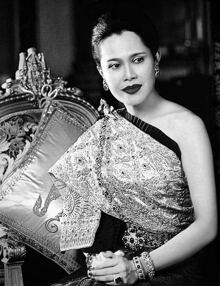 ท่านอ้น วัชเรศร วิวัชรวงศ์ ถวายความอาลัย พระพันปีหลวง เสด็จสวรรคต    