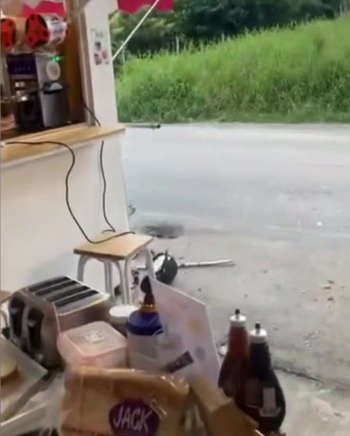 แค้นซิ่งชนร้าน ฉุนไม่เดินมาส่ง 