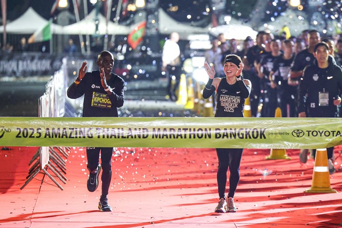 ประมวลภาพ พระราชินี ทรงวิ่งมาราธอนเข้าเส้นชัยพร้อมเอเลียด คิปโชเก ตำนานนักวิ่ง