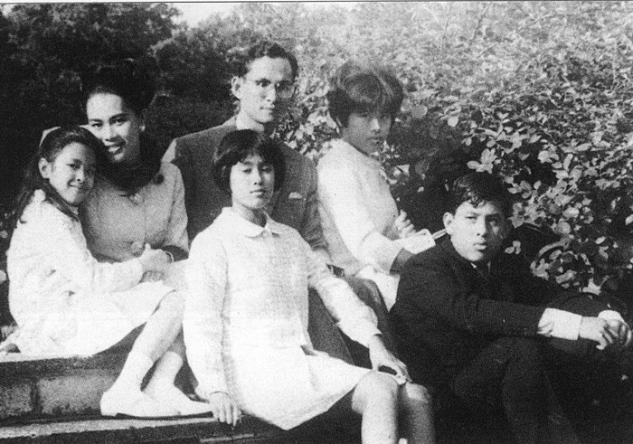 พระราชประวัติ สมเด็จพระนางเจ้าสิริกิติ์ พระบรมราชินีนาถ พระบรมราชชนนีพันปีหลวง  