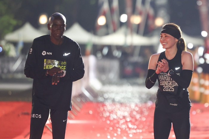 ประมวลภาพ พระราชินี ทรงวิ่งมาราธอนเข้าเส้นชัยพร้อมเอเลียด คิปโชเก ตำนานนักวิ่ง