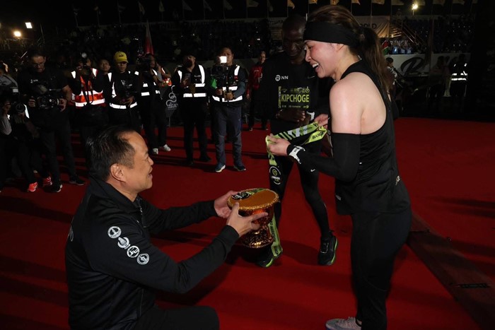 ประมวลภาพ พระราชินี ทรงวิ่งมาราธอนเข้าเส้นชัยพร้อมเอเลียด คิปโชเก ตำนานนักวิ่ง