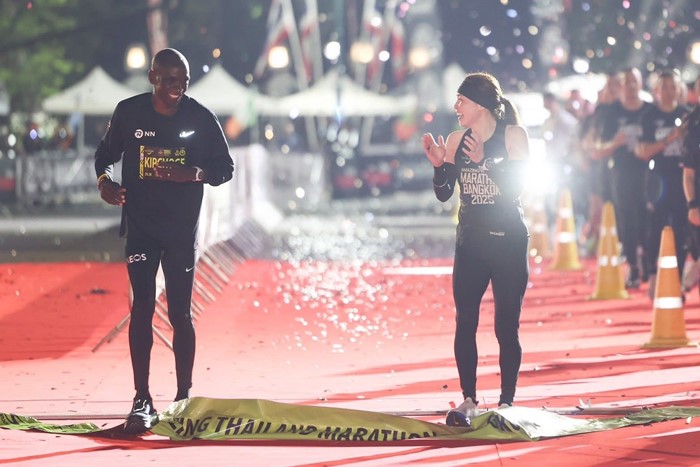 ประมวลภาพ พระราชินี ทรงวิ่งมาราธอนเข้าเส้นชัยพร้อมเอเลียด คิปโชเก ตำนานนักวิ่ง