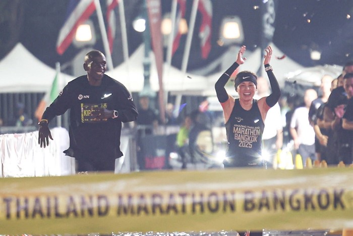ประมวลภาพ พระราชินี ทรงวิ่งมาราธอนเข้าเส้นชัยพร้อมเอเลียด คิปโชเก ตำนานนักวิ่ง