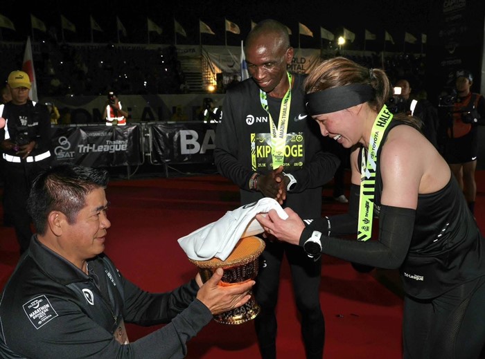 ประมวลภาพ พระราชินี ทรงวิ่งมาราธอนเข้าเส้นชัยพร้อมเอเลียด คิปโชเก ตำนานนักวิ่ง