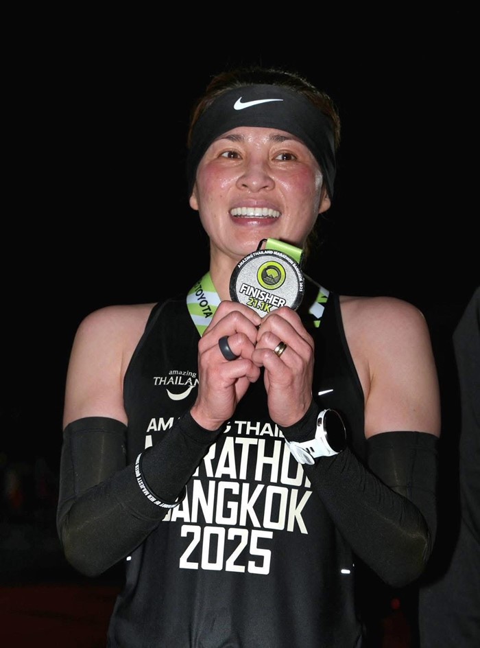 ประมวลภาพ พระราชินี ทรงวิ่งมาราธอนเข้าเส้นชัยพร้อมเอเลียด คิปโชเก ตำนานนักวิ่ง