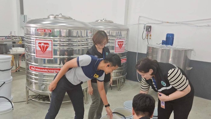 บุกค้น 5 จุด ทลายโรงงานผลิตยาแก้ไอปลอม