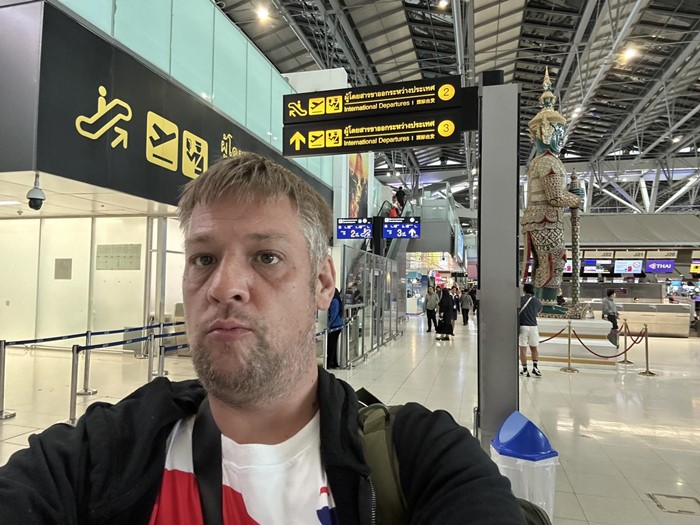 หนุ่มฝรั่งเลิฟเมืองไทย โชว์ภาพบันไดเลื่อนแสนเจ็บปวด