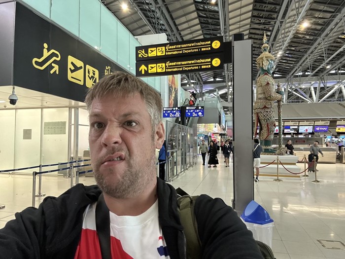 หนุ่มฝรั่งเลิฟเมืองไทย โชว์ภาพบันไดเลื่อนแสนเจ็บปวด