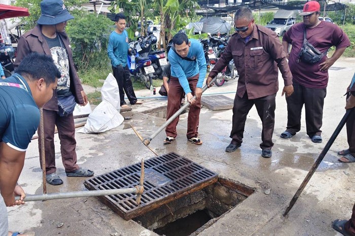  ลอกท่อระบายน้ำ