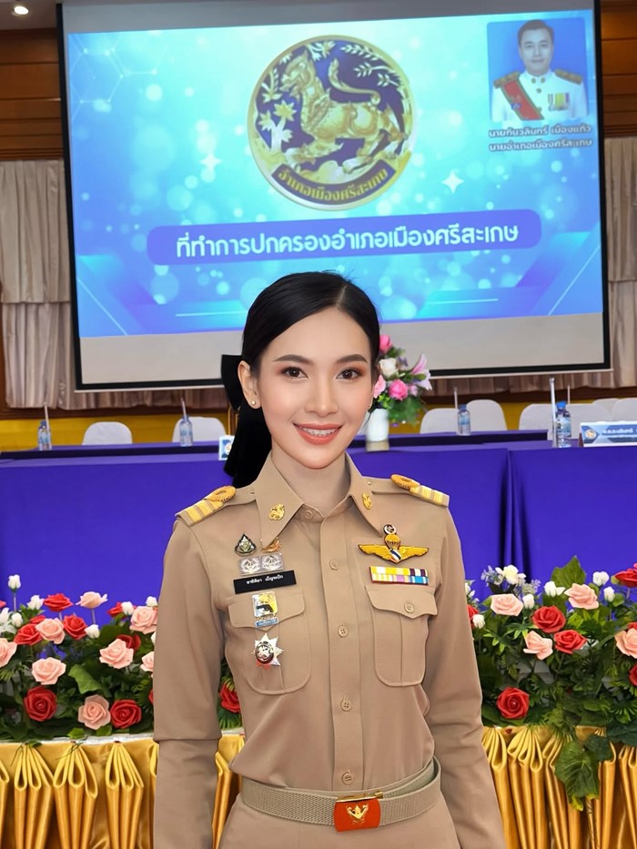 ผู้กองแคท อาทิติยา ไม่สนดราม่าลาออก ลุยประชุมต่อเมืองศรีสะเกษ พร้อมโชว์ร้องเพลง 