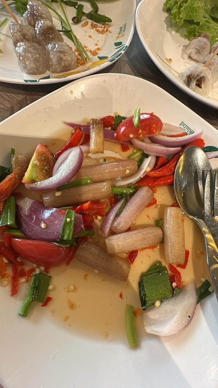 ยำไหลบัว แต่สั่งแล้วได้สายบัว ยำไหลบัว แต่สั่งแล้วได้สายบัว