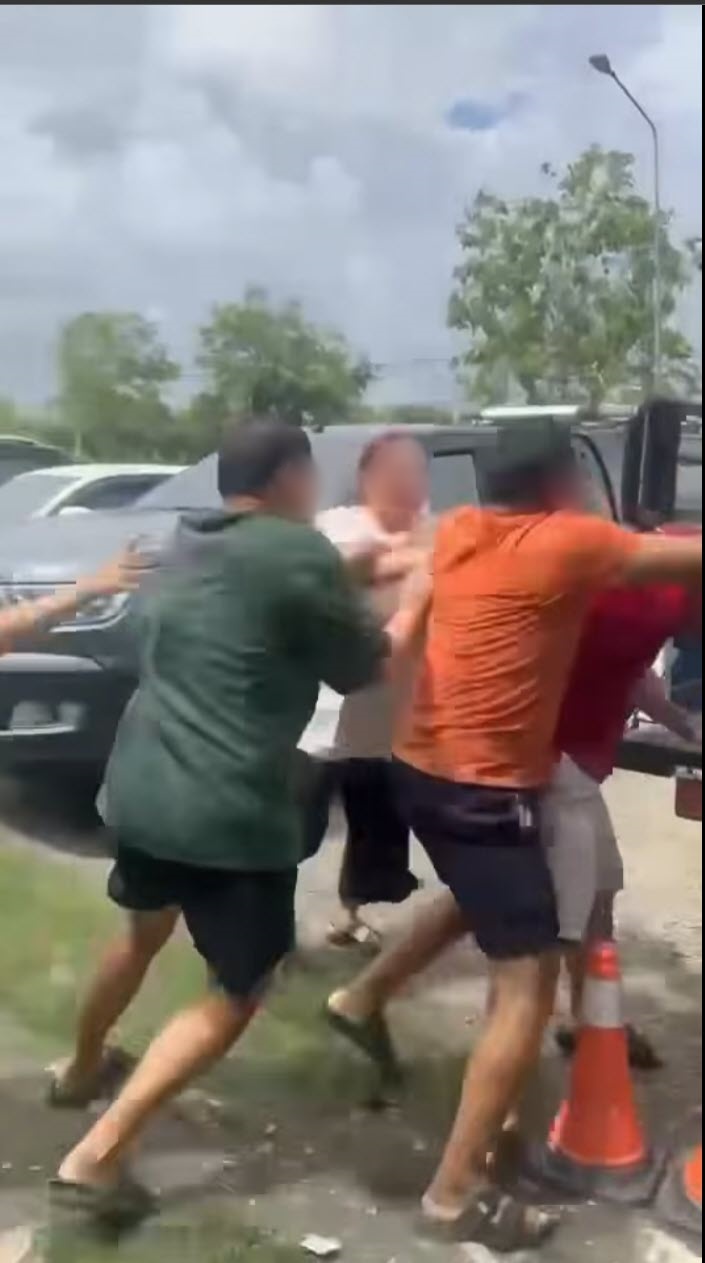 ทัวร์ลง ร้านดังอยุธยา ซัดกันวุ่นกับลูกค้า-ขับชนใส่รถ